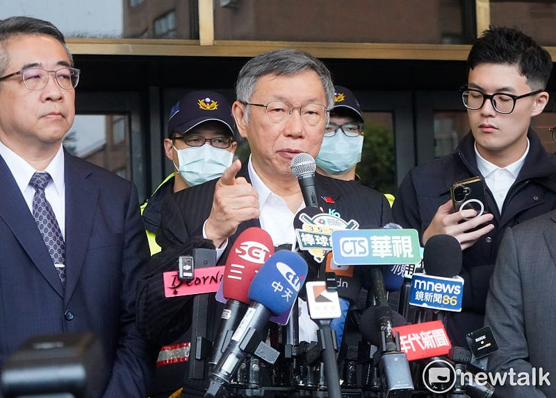 台灣民眾黨創黨主席柯文哲今在法務部大門前舉行「追溯惡檢濫權 守護司法防線」記者會。&nbsp;&nbsp;&nbsp;圖：張良一 / 攝