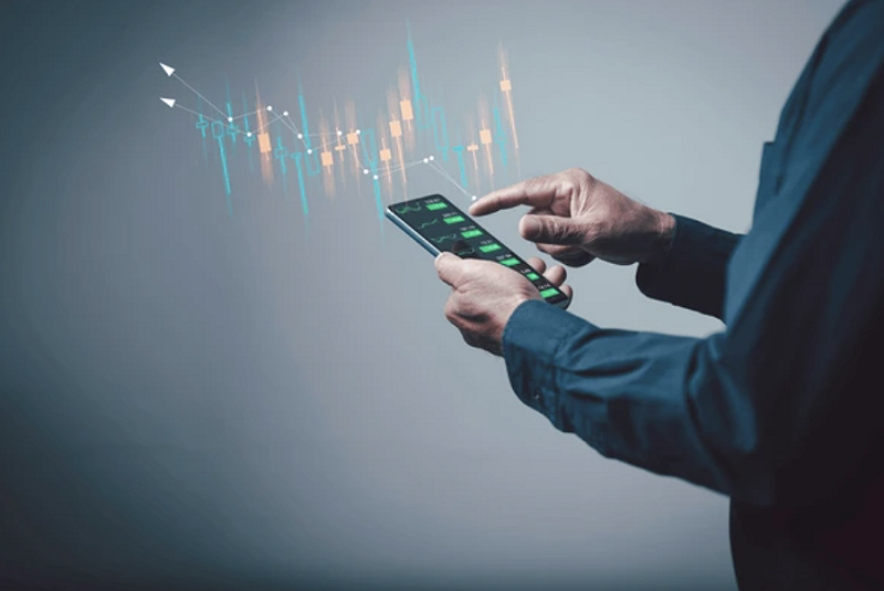 投信投顧公會最新統計，至今年元月底，向國內投信業者定期定額申購基金的人數約 52 萬，累計近六個月增 2.5 萬人，扣款金額也顯著提升，單月約 55 億元，累計近六個月增加近 15 億元、增幅 37%。&nbsp;&nbsp;&nbsp;圖：Shutterstock