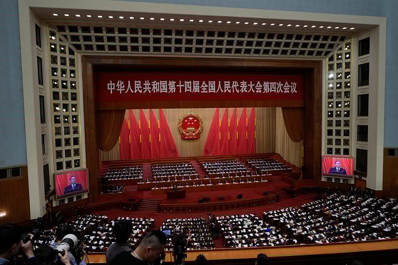 中國第14屆全國人大第4次會議今日（3/5）在北京人民大會堂登場，北京當局將今年的國內生產毛額（GDP）成長率設定為4.5%至5%。《彭博》指出，這是自 1991 年以來最保守。&nbsp;&nbsp;&nbsp;圖：達志影像／美聯社