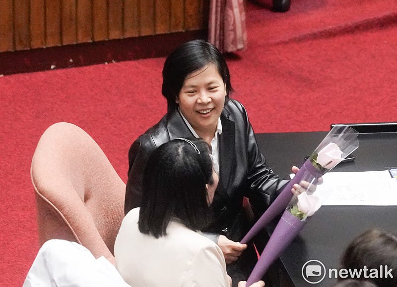 民眾黨立委李貞秀在立院議場和同僚交談。&nbsp;&nbsp;&nbsp;圖：張良一/攝（資料照）