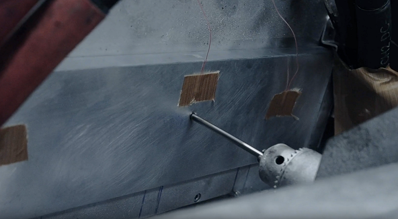  比亞迪針對第二代刀片電池實施快充時穿刺實驗。 圖：截自比亞迪官網 