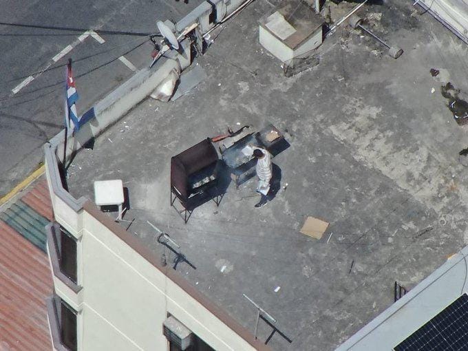  古巴駐厄瓜多爾大使館的工作人員正在館內天台焚燒文件，厄瓜多爾方面更要求古巴外交人員在 48 小時內離境。 圖：翻攝自 X 帳號 @淘喵先生 