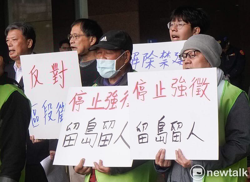 社子島自救會成員在會前在台北市政府大門前舉行記者會，痛批李四川毫無作為，並再度提出保留九大聚落等訴求。 圖：張良一/攝 