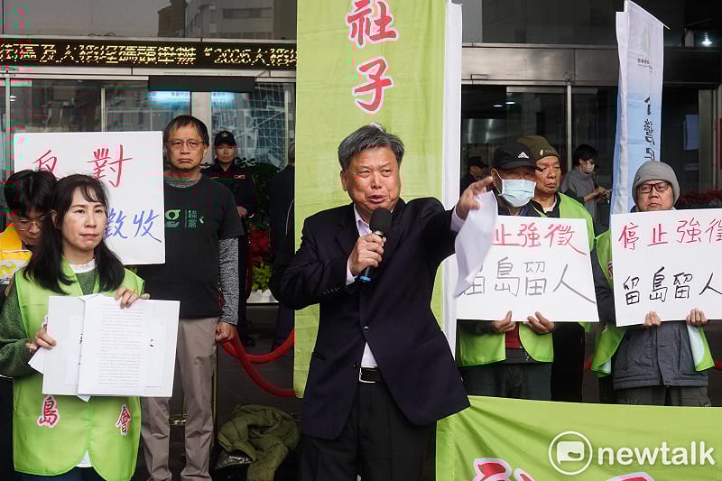 政大退休教授徐世榮發言聲援社子島自救會。 圖：張良一/攝 