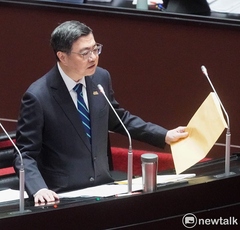 行政院長卓榮泰今（10）天在立院院會備詢時出示他去日本東京觀賽的自費包機相關單據。&nbsp;&nbsp;&nbsp;圖：張良一/攝