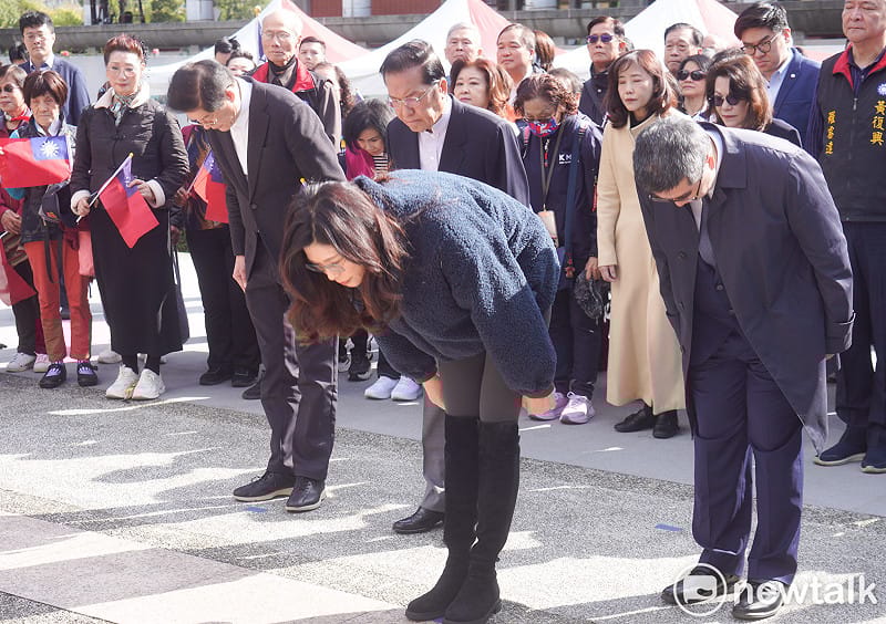 國民黨主席鄭麗文在副主席蕭旭岑等人的陪同下，在國父紀念館中山文化園區中山碑林舉行總理逝世101週年獻花致敬紀念活動。&nbsp;&nbsp;&nbsp;圖：張良一/攝