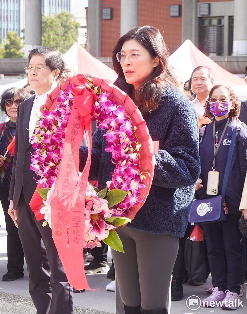國民黨主席鄭麗文在副主席蕭旭岑等人的陪同下，在國父紀念館中山文化園區中山碑林舉行總理逝世101週年獻花致敬紀念活動。&nbsp;&nbsp;&nbsp;圖：張良一/攝