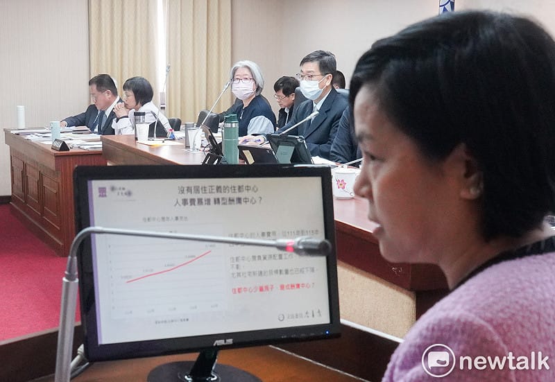 身陷「國籍疑雲」的民眾黨立委李貞秀今（16）日首度在內政委員會質詢。擔任召委的李柏毅以韓國瑜院長裁示，讓李貞秀上質詢檯，但也尊重行政官員不上檯發言權利。&nbsp;&nbsp;&nbsp;圖：張良一/攝