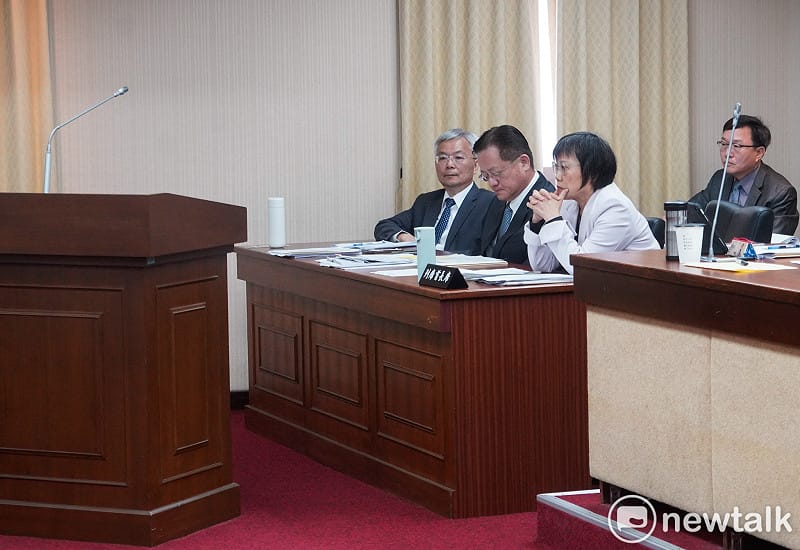 具中國籍身份的民眾黨不分區立委李貞秀日前在內政委員質詢，擔任召委的李柏毅以韓國瑜院長裁示，讓李貞秀上質詢檯，但也尊重行政官員不上檯發言權利。（圖為劉世芳等官員不上台備詢）&nbsp;&nbsp;&nbsp;圖：張良一/攝（資料照）