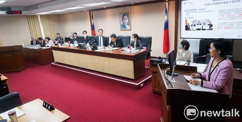 具中國籍身份的民眾黨不分區立委李貞秀16日首度在內政委員質詢，擔任召委的李柏毅以韓國瑜院長裁示，讓李貞秀上質詢檯，但也尊重行政官員不上檯發言權利。圖為李貞秀質詢時，劉世芳等官員不上台備詢。&nbsp;&nbsp;&nbsp;圖：張良一/攝（資料照）