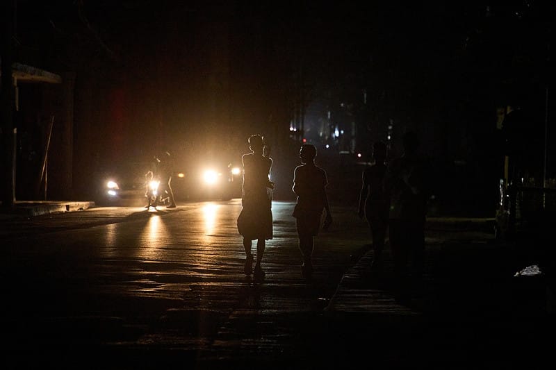 古巴首都哈瓦那（Havana）周一（16 日）發生停電，人們走在一片黑漆漆的街道上。&nbsp;&nbsp;&nbsp;圖：達志影像／美聯社