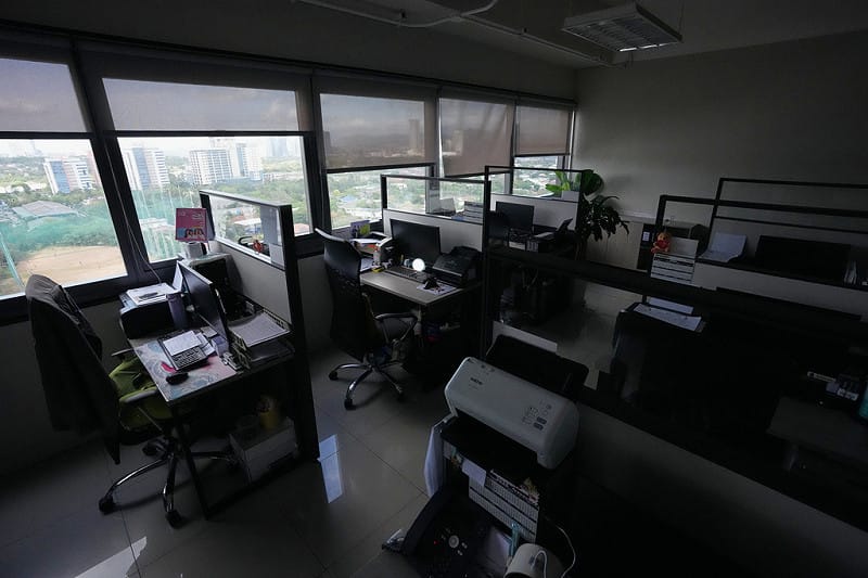 為了節省能源，菲律賓政府強制規定部分公部門的員工「每周至少居家辦公 1 天」，圖為關閉的馬尼拉大都會發展署。&nbsp;&nbsp;&nbsp;圖：達志影像／美聯社