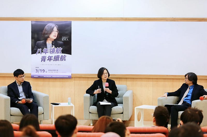 蔡英文特別強調私立大學學費補助政策的重要性,認為此舉不僅能減輕學生與家庭的經濟負擔。 圖:翻攝自蔡英文臉書 蔡英文特別強調私立大學學費補助政策的重要性,認為此舉不僅能減輕學生與家庭的經濟負擔。 圖:翻攝自蔡英文臉書