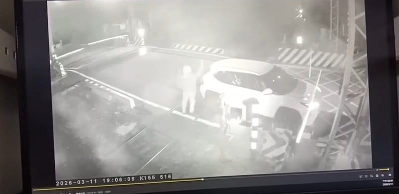 休旅車駕駛站在休旅車旁不斷揮舞雙手試圖示意列車停車。 圖:翻攝自三鐵事故通報平台臉書 休旅車駕駛站在休旅車旁不斷揮舞雙手試圖示意列車停車。 圖:翻攝自三鐵事故通報平台臉書