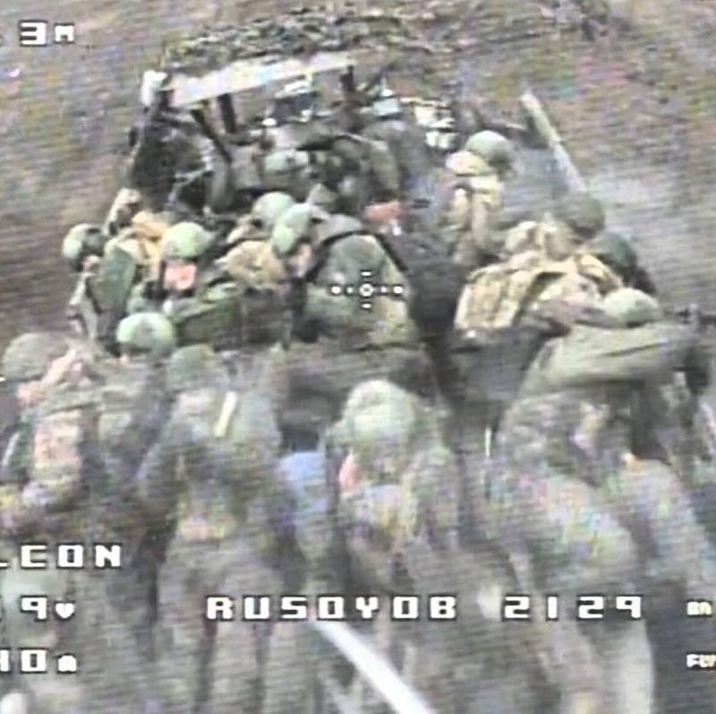  FPV 回傳在爆炸前的影像，士兵們畏縮在戰壕裡。 圖：翻攝自@dim0kq 