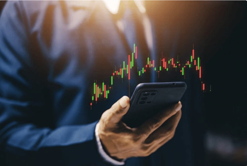 「鉅亨買基金」統計，三月份平台基金申購金額不僅逆勢攀升，更一舉創下歷月新高，較去年平均單月大幅增加 1.2 倍，顯示投資人並未因市場動盪退場，反而選擇在拉回過程中積極進場承接。&nbsp;&nbsp;&nbsp;圖：Shutterstock（示意圖）