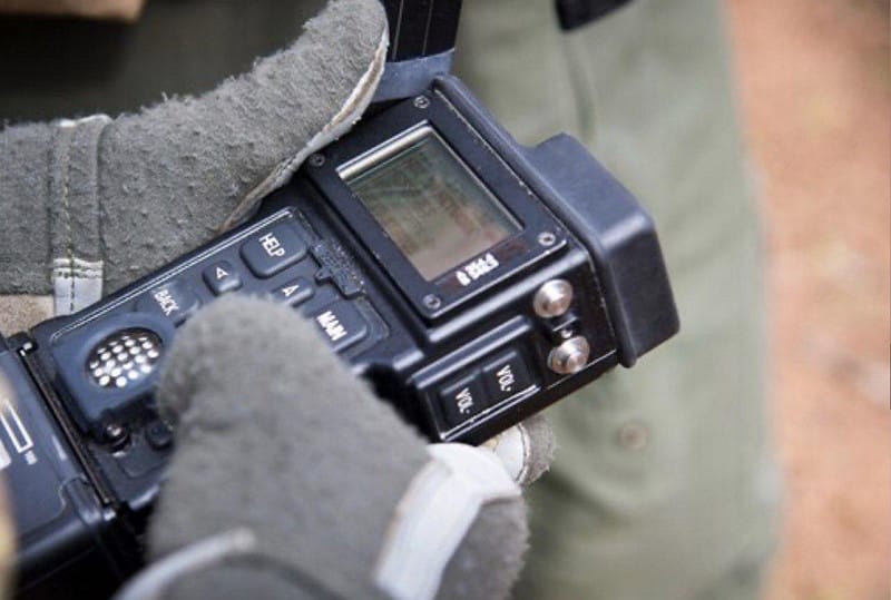  CSEL 不透過語音通話，而是以跳頻訊號發送加密的短訊息，包含位置、生理狀態及「受傷」或「附近有敵人」等關鍵資訊。 圖：翻攝自 X 帳號 @cuichenghao 