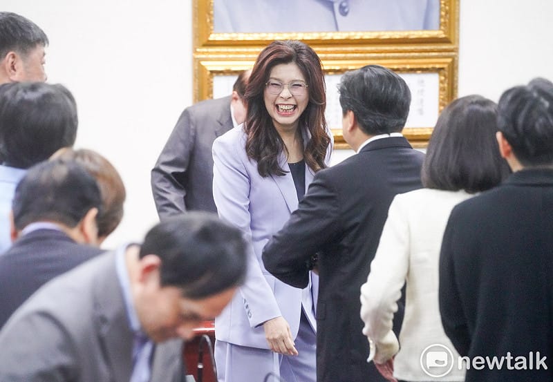 國民黨主席鄭麗文今率團訪問中國舉行記者會，她向賴清德喊話：「沒有鄭賴會就沒有習賴會！」呼籲賴盡快和她會談。圖為鄭麗文向國民黨團總召傅崐萁握手致意。&nbsp;&nbsp;&nbsp;圖：張良一/攝