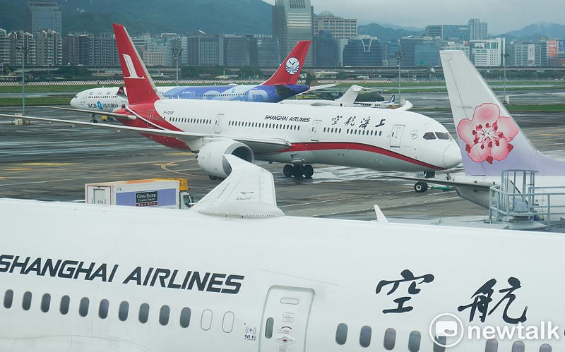 在台灣在野黨主席赴中國與共產黨主席會面後，中國政府在4月12日公布了幾項與台灣進一步交流的措施。圖為鄭麗文一行搭乘的上海航空FM852班機。&nbsp;&nbsp;&nbsp;圖：張良一/攝（資料照片）