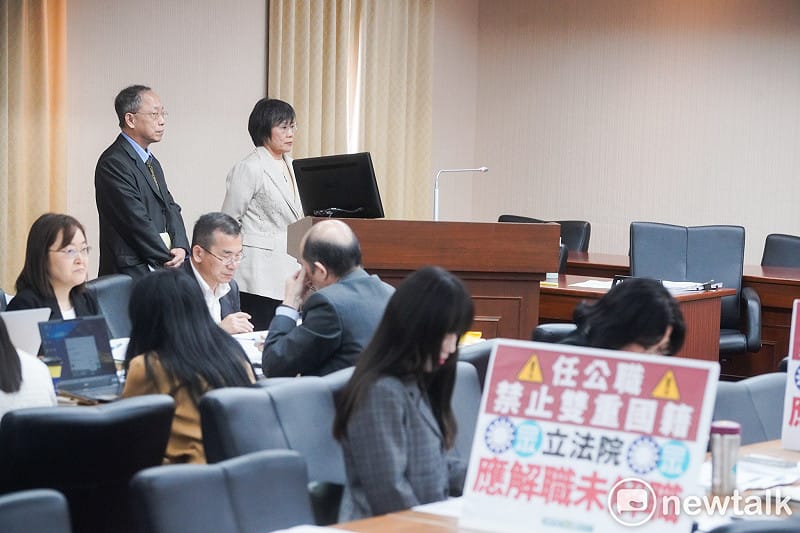 內政部長劉世芳在立院內政委員會備詢時，以民眾黨不分區立委不具立委資格，拒絕李貞秀的質詢。而民進黨立委則將「任公職禁止雙重國籍」手舉牌放在桌上呼應。&nbsp;&nbsp;&nbsp;圖：張良一/攝