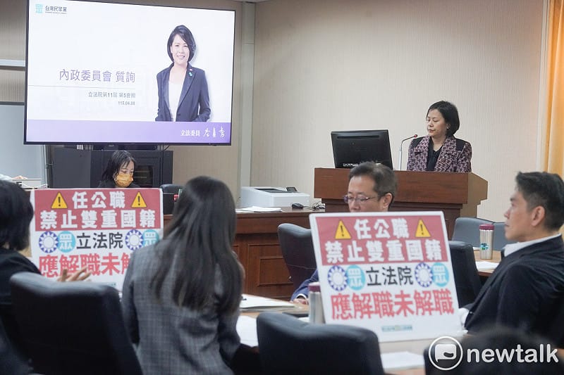 具中國籍身份的民眾黨不分區立委李貞秀今在立院內政委員會持續被內政部長劉世芳以不具立委資格，拒絕李貞秀的質詢。民進黨立委則將「任公職禁止雙重國籍」手舉牌放在桌上呼應。&nbsp;&nbsp;&nbsp;圖：張良一/攝