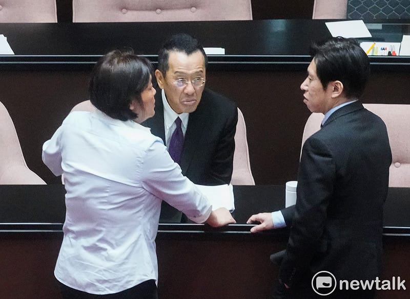 行政院秘書長張惇涵、國防部顧立雄列席立法院院會時，和國民黨立委陳玉珍交換意見。&nbsp;&nbsp;&nbsp;圖：張良一/攝