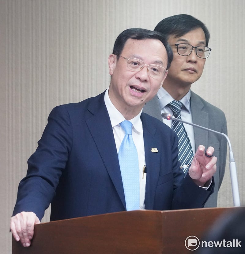 衛福部長石崇良今日受訪時解析進口馬鈴薯的查驗標準與流程分工。&nbsp;&nbsp;&nbsp;圖：張良一/攝（資料照）