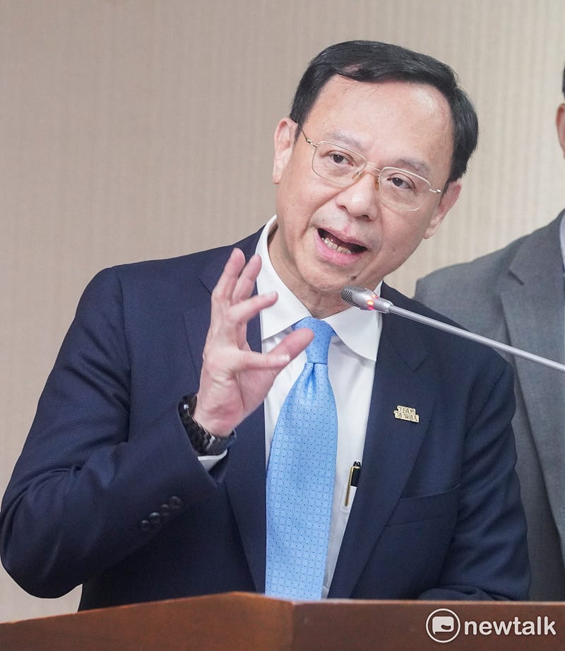 石崇良表示，透過禁菸場所等措施，成人吸菸率已大幅下降，但是否引入世代禁菸仍須社會共識，國健署表示將進一步研議。&nbsp;&nbsp;&nbsp;圖：張良一/攝