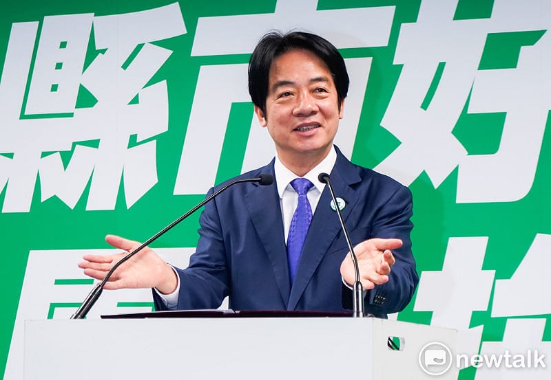 賴清德被電到後，改用雙手小心翼翼地觸摸麥克風。&nbsp;&nbsp;&nbsp;圖：張良一/攝