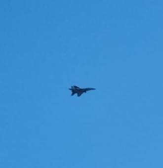  德黑蘭上空驚現 F-4 戰機，美國稱完全摧毀伊朗空軍存疑。 圖：翻攝自@new27brigade 