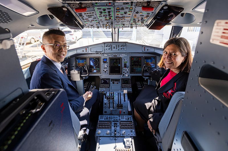 華信航空總經理莊明哲 (左) 與ATR 執行長Nathalie Tarnaud Laude 在機艙內合影&nbsp;&nbsp;&nbsp;圖：華信航空／提供