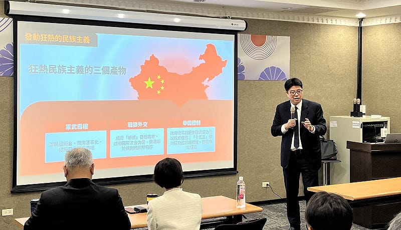  邱垂正以「兩岸關係與政府兩岸政策」為題指出，當前兩岸關係呈現競合並存態勢。 圖：安倍政經塾／提供 