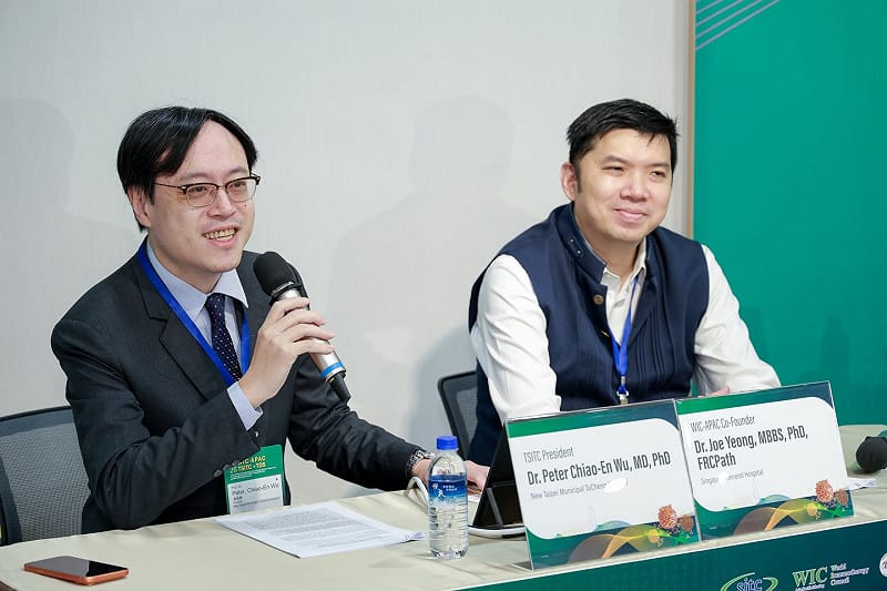 台灣免疫暨腫瘤學會理事長吳教恩醫師（左）。 圖：翻攝自臉書帳號 @腫瘤科吳教恩醫師 
