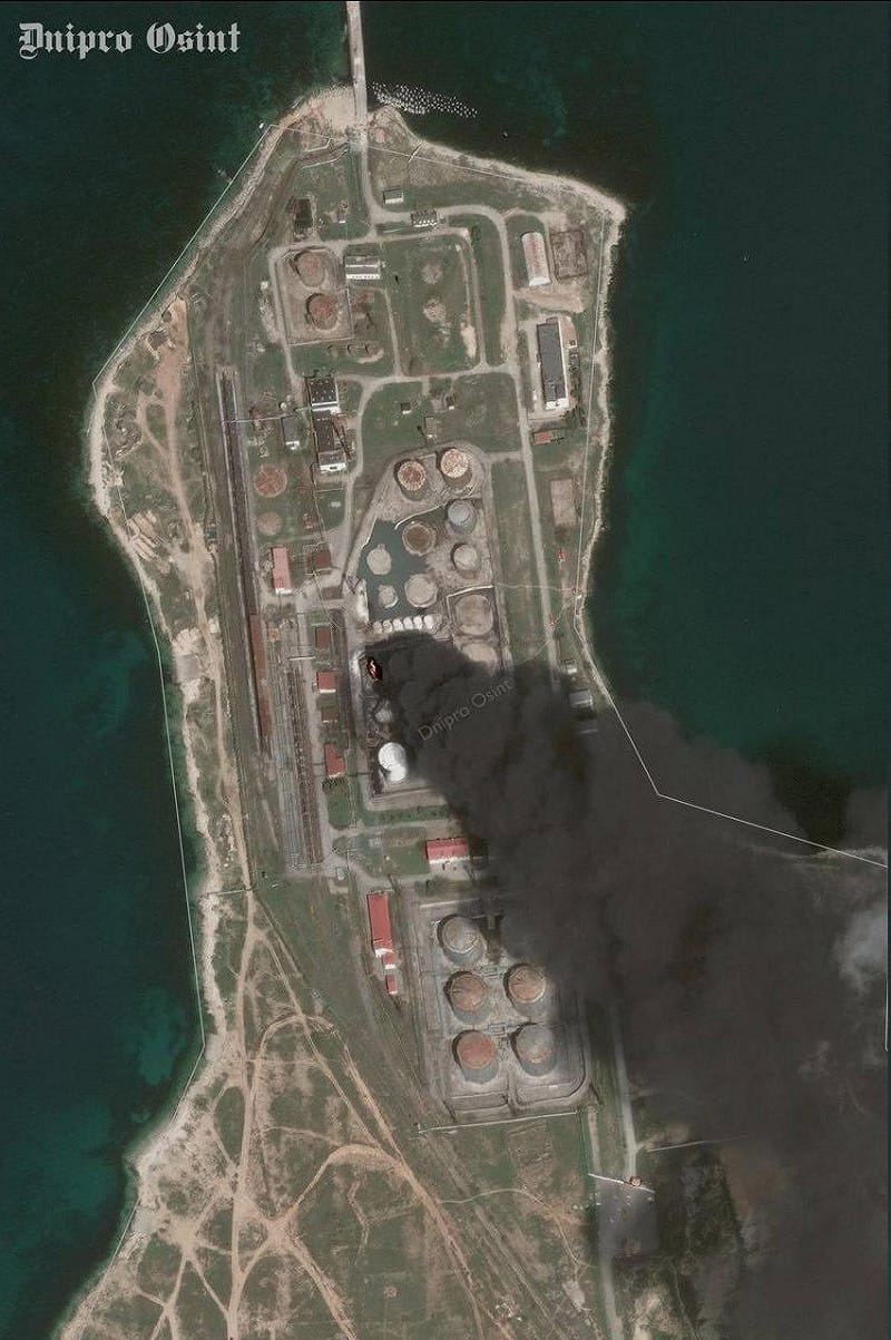  克里米亞塞瓦斯托波爾港至少兩個油槽於 4 月 16 日遭無人機摧毀。 圖：翻攝自 X 帳號 @ranging545