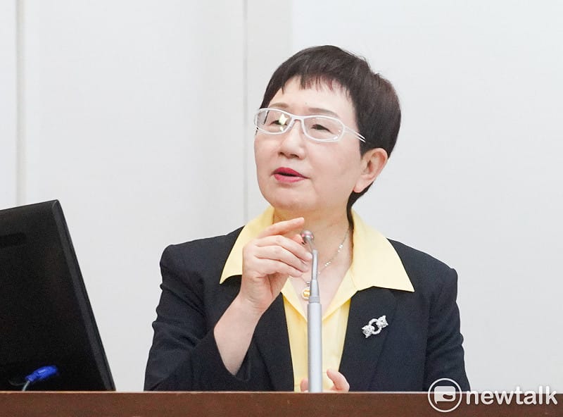  財政部長莊翠雲表態，強調幕僚團隊隨時密切掌握國際經濟局勢與台股變化，但國安基金是否正式啟動護盤，仍得依循法令條件並經委員會召開決議才能拍板。 圖：張良一/攝 