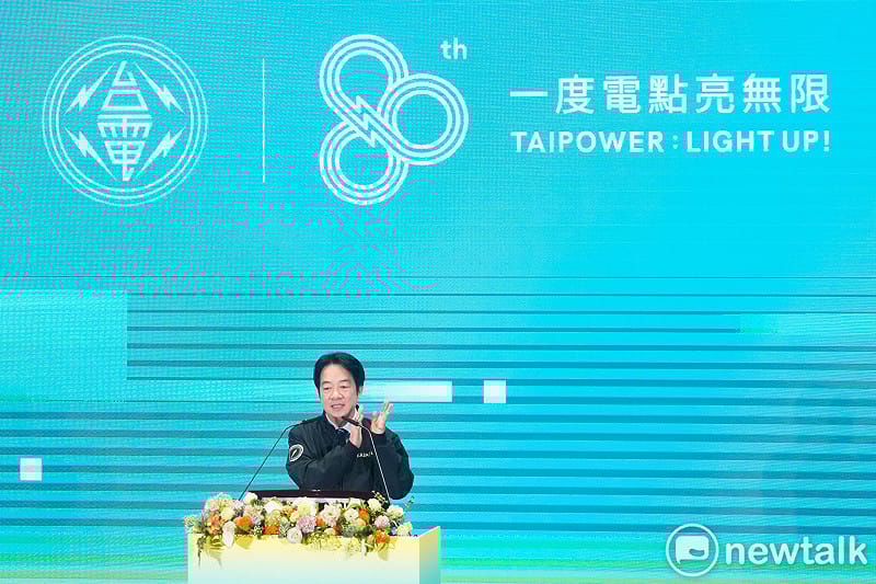  總統賴清德在「台電80周年慶祝大會」致詞時，拍手感謝台電員工對台灣社會的貢獻。 圖：張良一/攝 