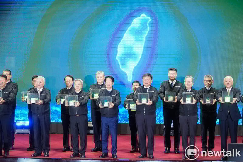  總統賴清德出席「台電80周年慶祝大會」時，與經濟部長龔明鑫、台電董事長曾文生等人合影。 圖：張良一/攝 