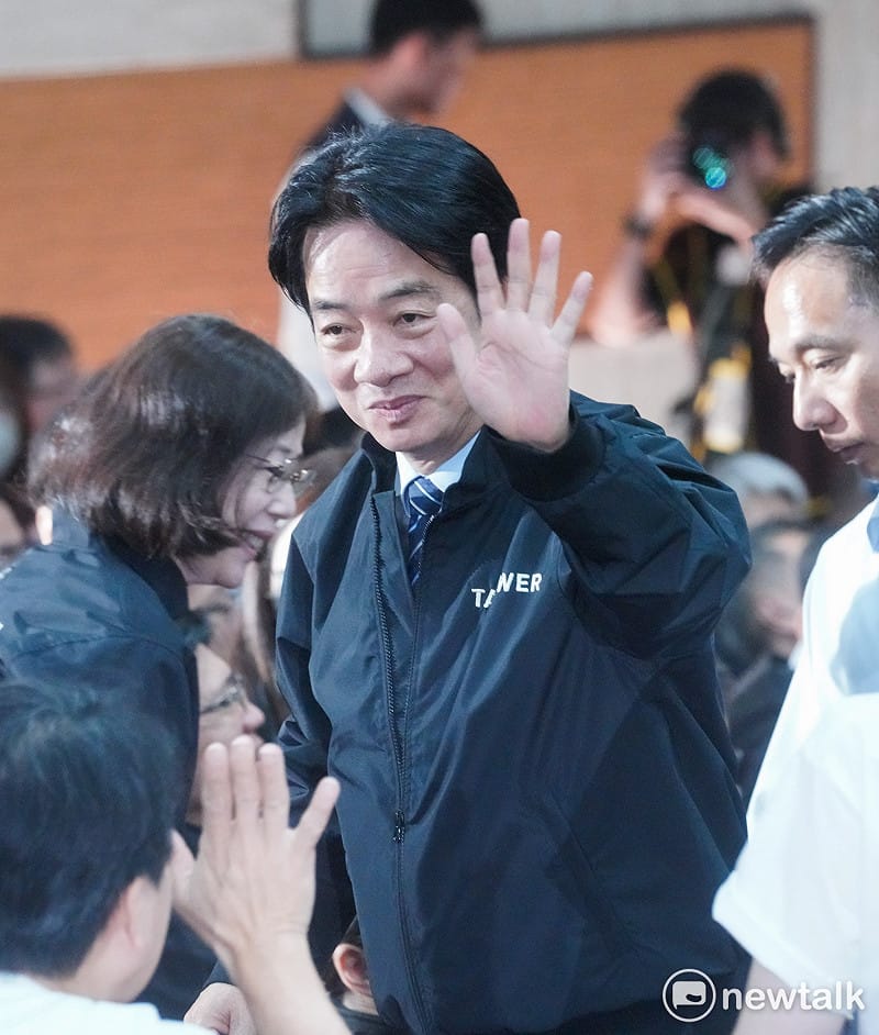 總統賴清德出席「台電80周年慶祝大會」時，向與會人士揮手致意。&nbsp;&nbsp;&nbsp;圖：張良一/攝