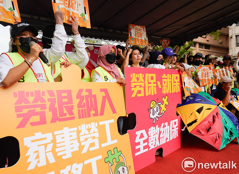 多個勞工團體在勞動節當天在台北市區進行「2026五一勞工大遊行」，提出退休給付增加，本勞與外籍移工全勞保等訴求。圖為移工團體在舞台上呼口號。&nbsp;&nbsp;&nbsp;圖：張良一/攝