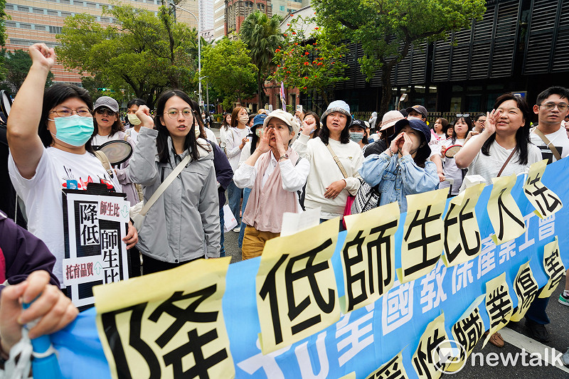 多個勞工團體在勞動節當天在台北市區進行「2026五一勞工大遊行」，提出退休給付增加，本勞與外籍移工全勞保等訴求。圖為教保工會提出降低師生比訴求。&nbsp;&nbsp;&nbsp;圖：張良一/攝