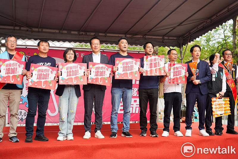 多個勞工團體在勞動節當天在台北市區進行「2026五一勞工大遊行」，提出退休給付增加，本勞與外籍移工全勞保等訴求。圖為藍白立委和工會幹部高舉遊行訴求手舉牌。&nbsp;&nbsp;&nbsp;圖：張良一/攝