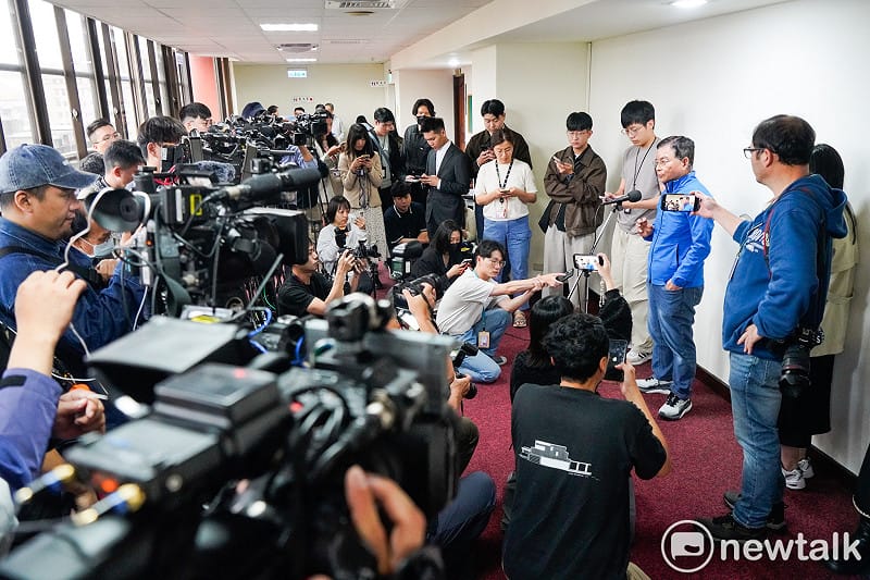 圖為國民黨立委賴士葆出席國民黨立院黨團大會後，說明會中討論軍購案情況。&nbsp;&nbsp;&nbsp;圖：張良一/攝