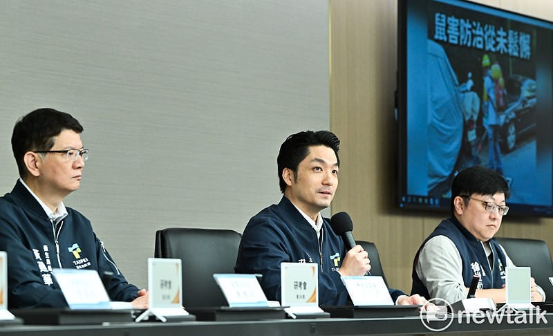 台北市長蔣萬安率環保局長徐世勳（右）、衛生局長黃建華（左）舉行記者會，強調北市府對鼠害防治從未鬆懈。&nbsp;&nbsp;&nbsp;圖：張良一/攝