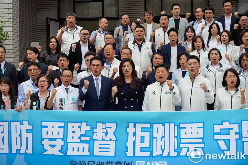 立法院院會三讀通過藍白版本的「保衛國家安全及強化不對稱戰力計畫採購特別條例草案」後，藍白兩黨黨主席鄭麗文、黃國昌和藍白立委在立院議場前舉行記者會，並呼喊口號。&nbsp;&nbsp;&nbsp;圖：張良一/攝