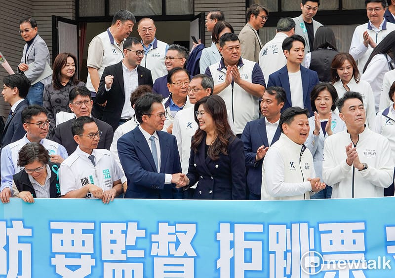 立法院院會今三讀通過藍白版本的「保衛國家安全及強化不對稱戰力計畫採購特別條例草案」後，藍白兩黨黨主席鄭麗文、黃國昌和藍白立委在立院議場前舉行記者會，並呼喊口號。&nbsp;&nbsp;&nbsp;圖：張良一/攝