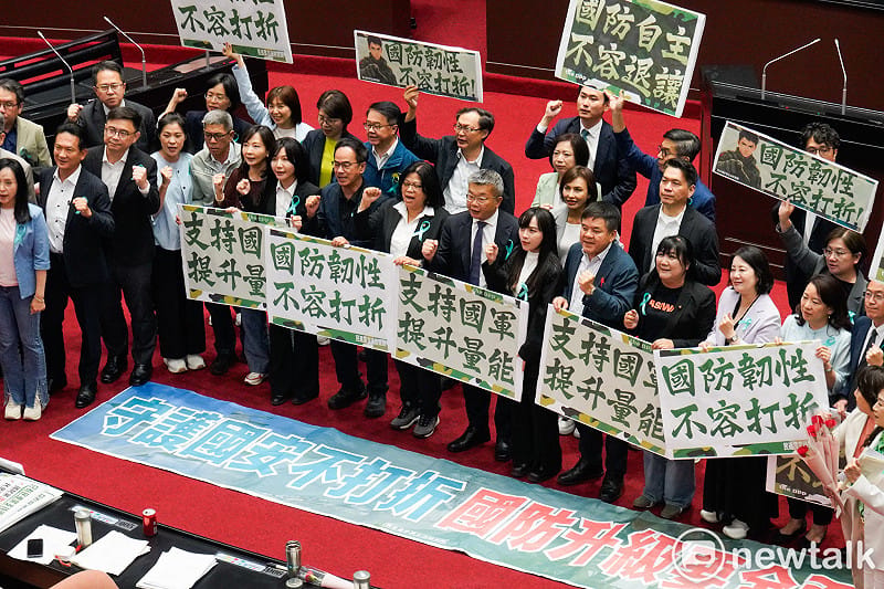 立法院院會今三讀通過藍白版本的「保衛國家安全及強化不對稱戰力計畫採購特別條例草案」後，民進黨立委在議場呼喊口號。&nbsp;&nbsp;&nbsp;圖：張良一/攝