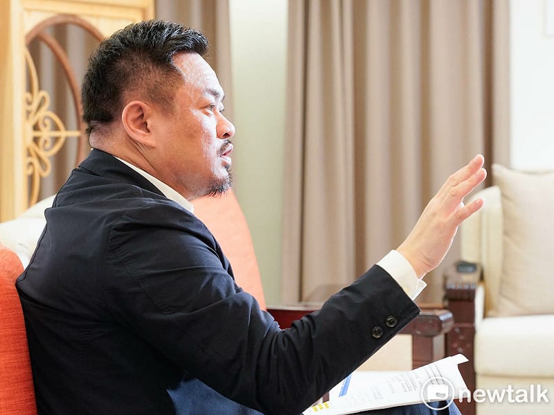勞動部長洪申翰13日接受新頭殼新聞網站專訪。他說，企業是用移工賺錢，但家庭是為了維持生活常態。&nbsp;&nbsp;&nbsp;圖：張良一 /攝