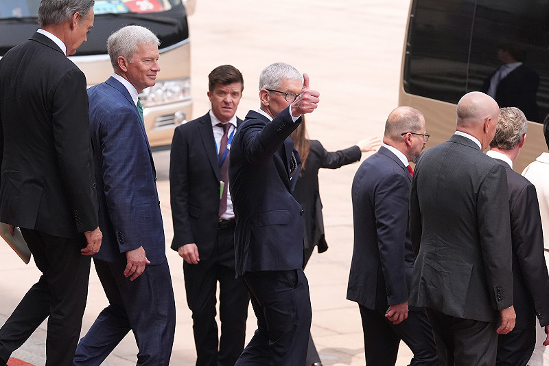  即將轉任蘋果執行董事長的庫克（Tim Cook），被問到這趟訪問的心得，則豎起大拇指。 圖：達志影像／美聯社 