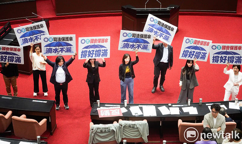民進黨立委在立院院會表決時舉牌反對民眾黨團提案會期延會之提議。&nbsp;&nbsp;&nbsp;圖：張良一/攝