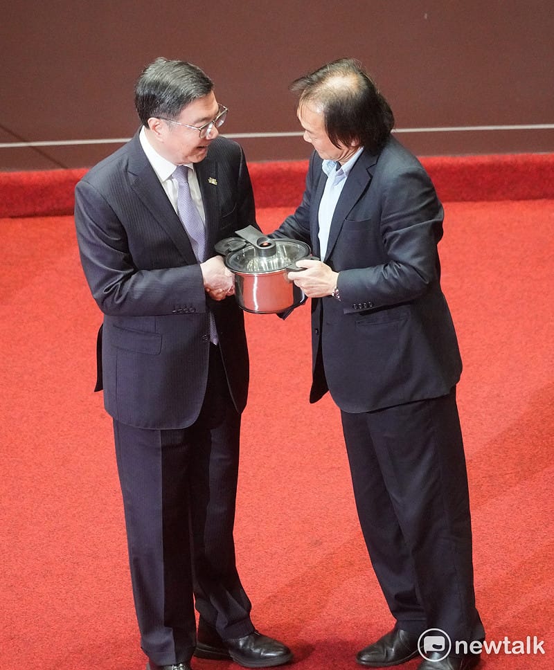 行政院長卓榮泰在立院院會接受民進黨立委王世堅質詢時，接受其致贈的壓力鍋。王世堅期許卓榮泰如他手上拿的壓力鍋，能耐得住壓力。&nbsp;&nbsp;&nbsp;圖：張良一/攝